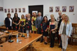 Burmistrz Robert Czapla wręczył awanse na stopień nauczyciela nominowanego 